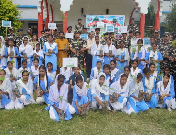 44वीं वाहिनी एसएसबी ने लगाया 200 पौधे, छात्रों से किया पर्यावरण बचाने का आह्वान