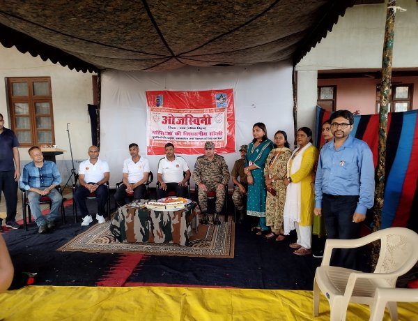 देश के सैनिक भाइयों की कलाइयों पर ओजस्विनी ने बांधे रक्षासूत्र