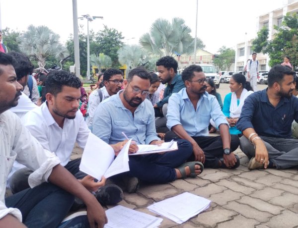 एकलव्य मॉडल स्कूल में शिक्षक बहाली में गड़बड़ी मामले में अभ्यर्थियों का धरना, उपायुक्त से वार्ता रहा बेनतीजा