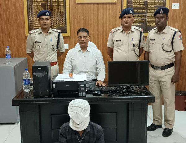 अवैध  रेलवे टिकट बनाता आरोपी पकड़ा गया