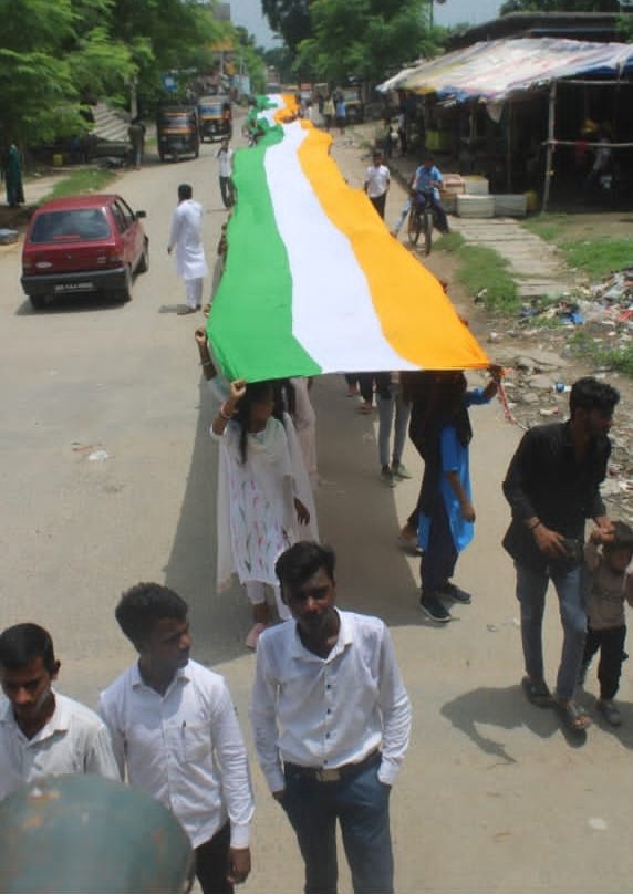 महाराणा प्रताप क्लासेज द्वारा निकाली गई 100 मीटर लम्बा भव्य तिरंगा यात्रा, सैकड़ो बच्चे हुए शामिल