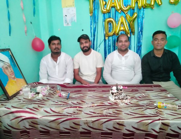 फ्यूचर लाइन आर्ट्स क्लासेज में शिक्षक दिवस हर्षोल्लास के मनाया गया