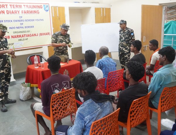 सशस्त्र सीमा बल ने सीमावर्ती किसानों को दिया डेयरी फार्मिंग का प्रशिक्षण