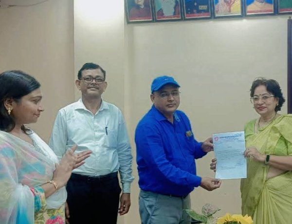 प्रधानाचार्या डॉ सीमा पटेल ने स्पोर्ट्स इन्चार्ज डॉ आशुतोश को दीं शुभकामनाएं