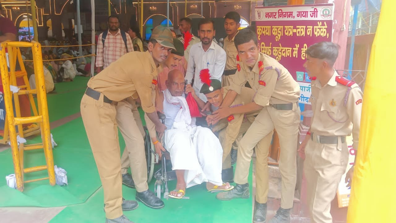 पितृपक्ष मेला में 6 बिहार बटालियन के एनसीसी कैडेट्स कर रहे सेवा कार्य
