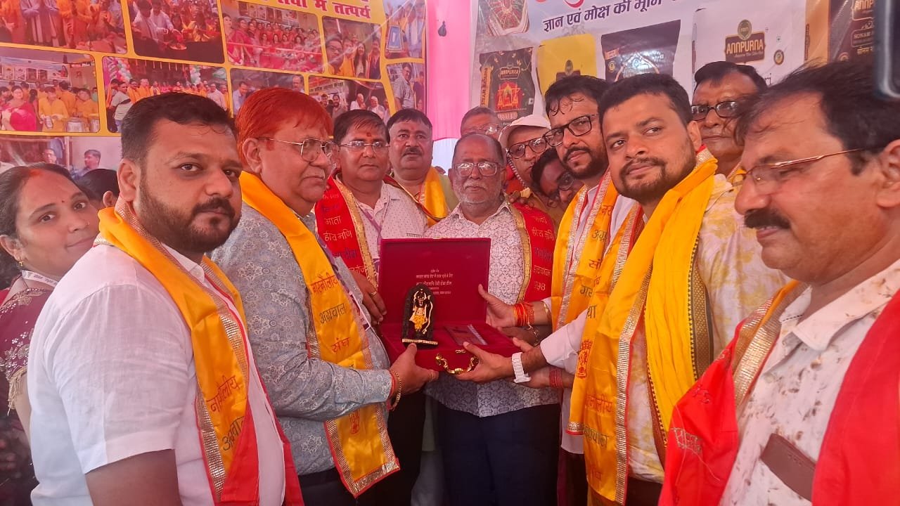 विश्व प्रसिद्ध पितृपक्ष मेला : नारनौलिया अग्रवाल संघ सेवा शिविर का हुआ समापन, सदस्यों को सम्मानित