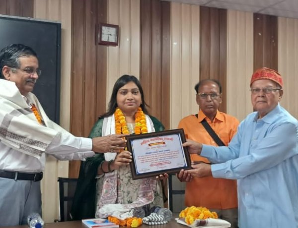 गोवर्द्धन प्रसाद सदय सम्मान मिलने पर शब्दवीणा की राष्ट्रीय अध्यक्ष डॉ रश्मि प्रियदर्शनी को मिल रही हैं शुभकामनाएं, जीबीएम कॉलेज की प्रधानाचार्या डॉ सीमा पटेल ने डॉ रश्मि की इस उपलब्धि पर हर्ष जताया