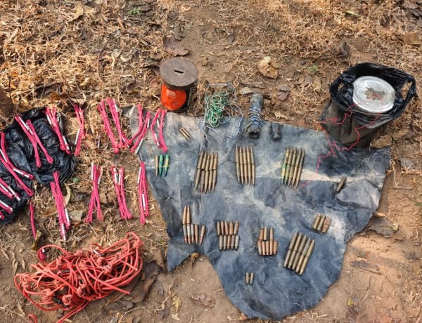 छक्करबंधा जंगल क्षेत्र से सीआरपीएफ ने हथियार, गोला-बारूद व विस्फोटक किए बरामद