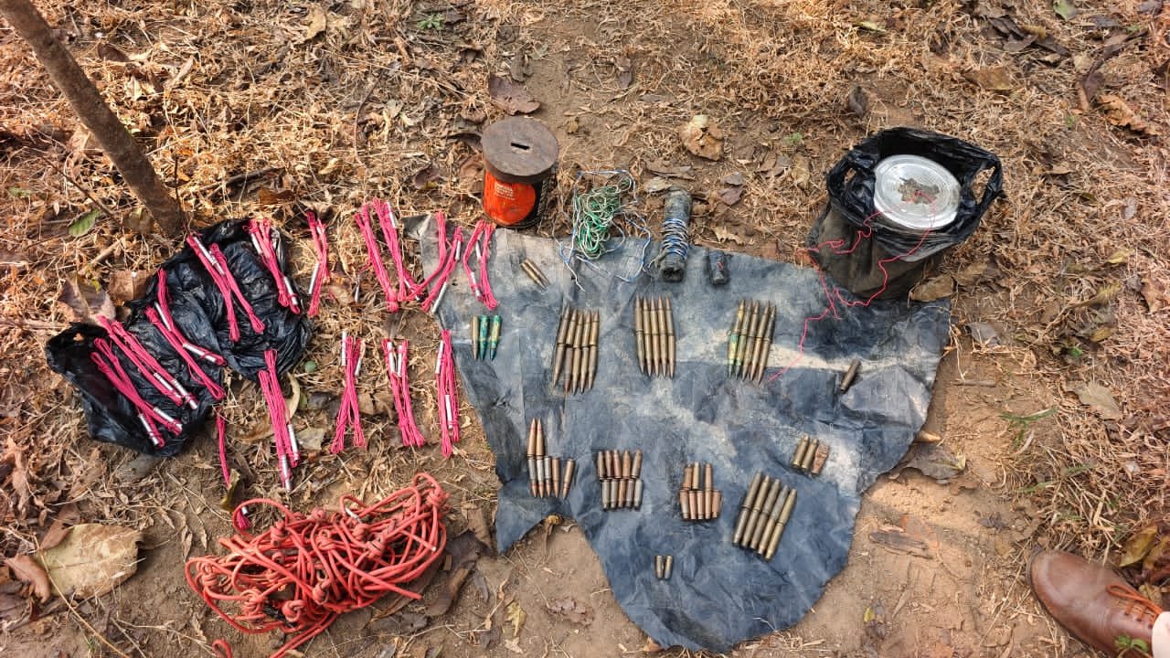 छक्करबंधा जंगल क्षेत्र से सीआरपीएफ ने हथियार, गोला-बारूद व विस्फोटक किए बरामद