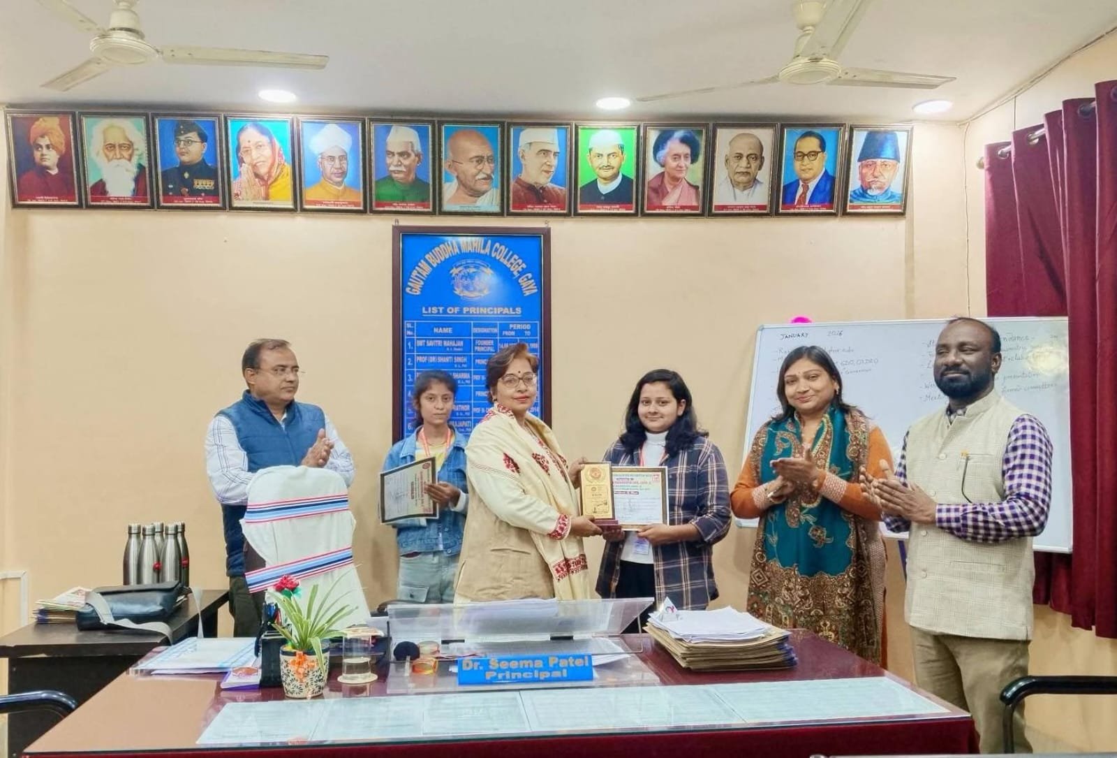 प्रधानाचार्या डॉ सीमा पटेल ने काव्या शर्मा एवं विद्या को दीं शुभकामनाएं