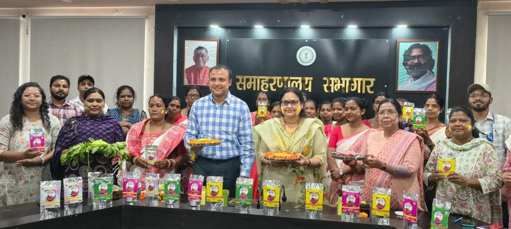 सिमडेगा में हर्बल गुलाल का शुभारंभ: दीदियों की पहल से सुरक्षित और आत्मनिर्भर होली की ओर कदम
