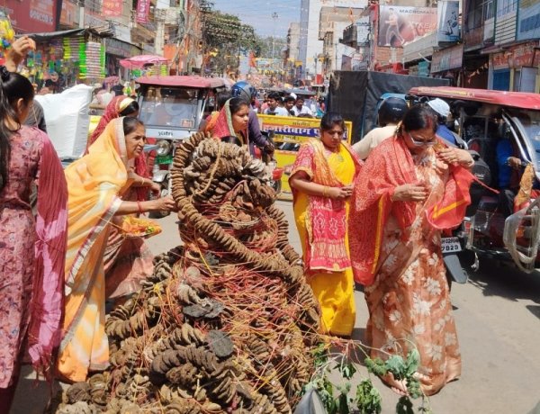 झारखंड में  होलिका दहन की शुरुआत 127 वर्ष पूर्व हुई थी 