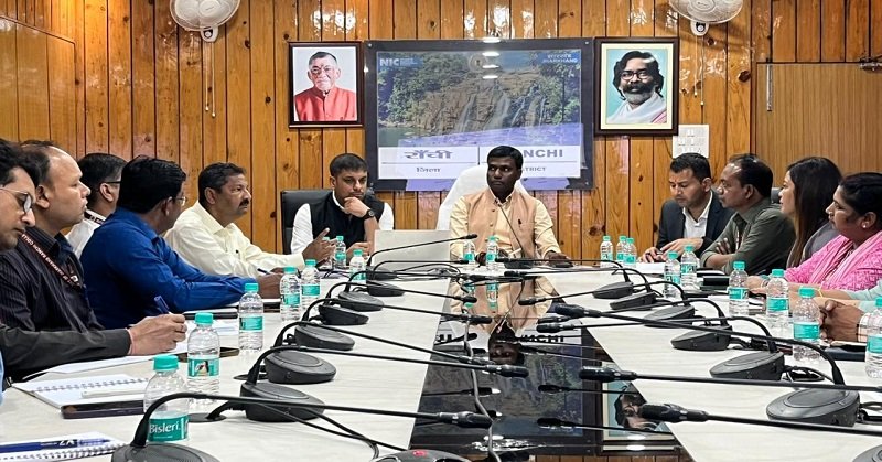 उपायुक्त की अध्यक्षता में जिलास्तरीय वरीय पदाधिकारियों के साथ बैठक, नगरपालिका चुनाव शांतिपूर्ण संपन्न कराने पर पदाधिकारियों को दी बधाई