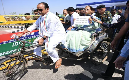 “महंगी गैस-महंगा तेल, आम आदमी हुआ फेल”, तख्तियां लेकर रिक्शे से विधानसभा पहुंचे मंत्री इरफान अंसारी और शिल्पी नेहा तिर्की