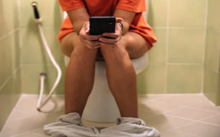 बाथरुम में अगर चलाते हैं मोबाइल तो हो जाएं सावधान, हो सकती हैं ये खतरनाक बीमारियां