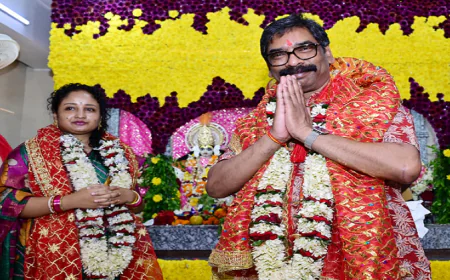 रांची के तपोवन मंदिर पहुंचे CM हेमंत और कल्पना सोरेन, प्रदेशवासियों के लिए की खुशहाली की कामना