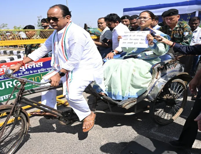 “महंगी गैस-महंगा तेल, आम आदमी हुआ फेल”, तख्तियां लेकर रिक्शे से विधानसभा पहुंचे मंत्री इरफान अंसारी और शिल्पी नेहा तिर्की