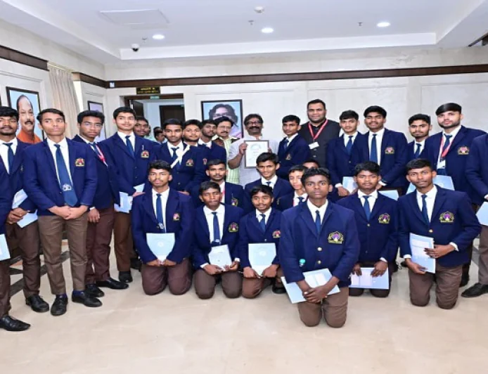 नेतरहाट विद्यालय के छात्रों ने की CM हेमंत सोरेन से मुलाकात, मुख्यमंत्री ने भविष्य के लिए दी शुभकामनाएं