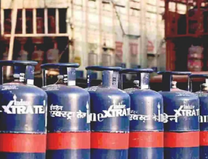 BIG NEWS : 29 राज्यों में कमर्शियल LPG सिलेंडर की सप्लाई फिर शुरू, दिल्ली वासियों के लिए भी बड़ा ऐलान