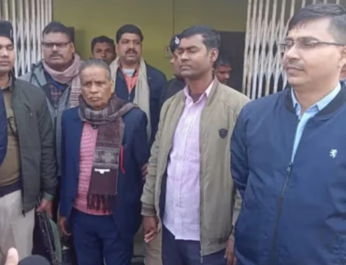 घूस लेते धराए ऑफिसर पर गिरी गाज, बरौली के रेवेन्यू ऑफिसर निलंबित