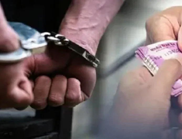 निगरानी की बड़ी कार्रवाई, प्राथमिक स्वास्थ्य केन्द्र के बड़ा बाबू 10 हजार रुपये घूस लेते रंगेहाथ गिरफ्तार