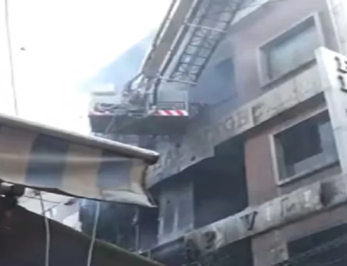 BREAKING : दिल्ली के पालम में लगी भीषण आग, 6 लोगों की जिंदा जलकर मौत, मचा हड़कंप