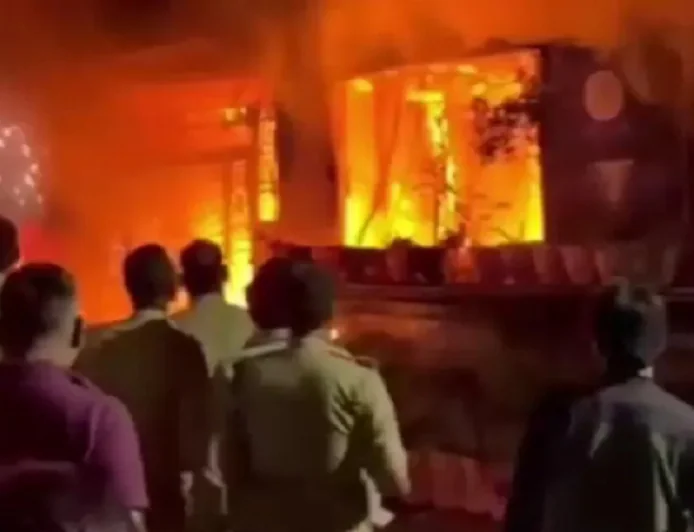 BREAKING : कार चार्जिंग के दौरान लगी भीषण आग, धू-धूकर जला तीन मंजिला मकान, 8 लोगों की दर्दनाक मौत 