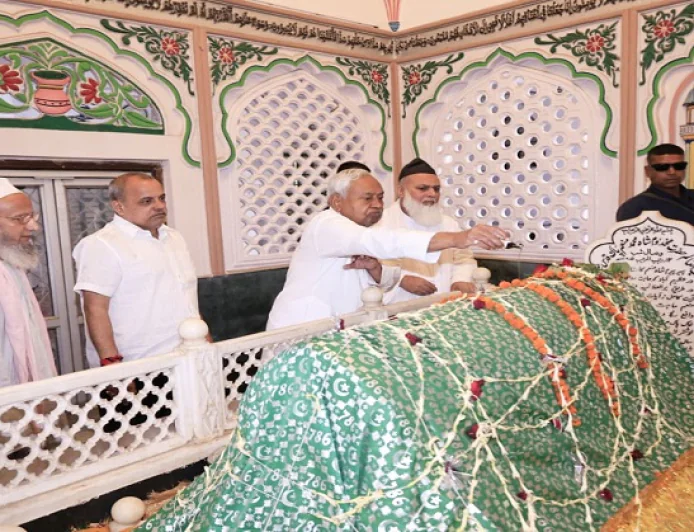 CM नीतीश ने ईद पर फुलवारीशरीफ से पटना सिटी तक किया दौरा, खानकाहों में जाकर मांगी अमन-चैन की दुआ