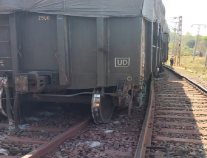 BIG NEWS : चक्रधरपुर में मालगाड़ी बेपटरी, अप-डाउन लाइन पर रेल परिचालन बाधित, वंदे भारत समेत कई ट्रेनें जहां-तहां रूकीं