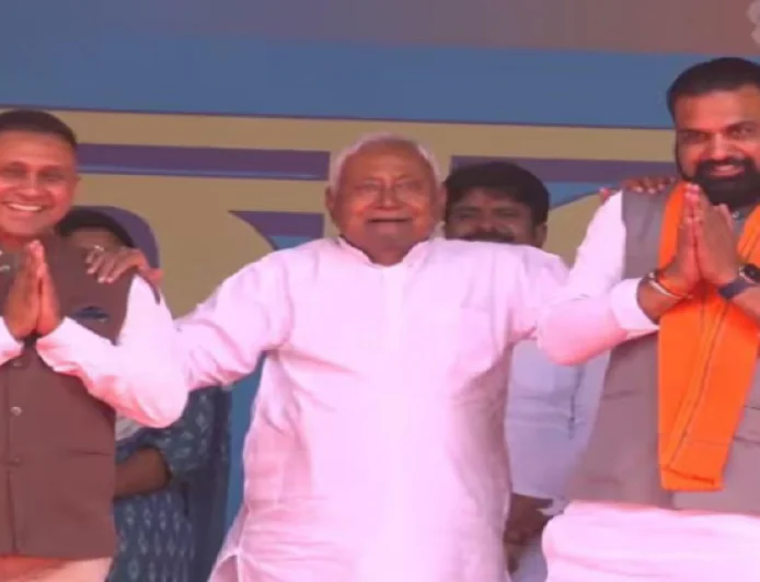 बक्सर पहुंची CM नीतीश की समृद्धि यात्रा, 592 करोड़ रुपये की योजनाओं की दी सौगात, सरकार की उपलब्धियों का किया बखान