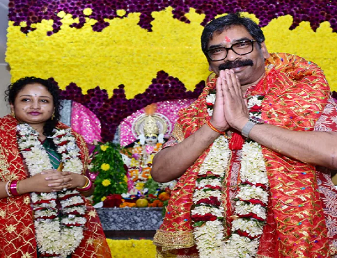 रांची के तपोवन मंदिर पहुंचे CM हेमंत और कल्पना सोरेन, प्रदेशवासियों के लिए की खुशहाली की कामना