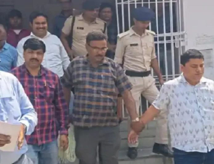 बिहार में निगरानी विभाग की एक और बड़ी कार्रवाई, 70 हजार रुपये घूस लेते SDM कार्यालय में तैनात स्टेनो गिरफ्तार, मचा हड़कंप