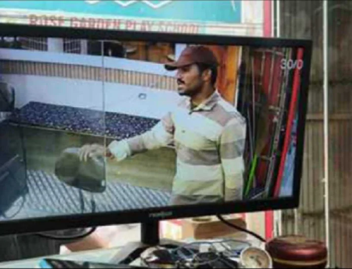 जमशेदपुर में दिनदहाड़े सर्राफा दुकान में चोरी, 22 लाख के गहने ले उड़ा चोर, CCTV में कैद पूरी वारदात 