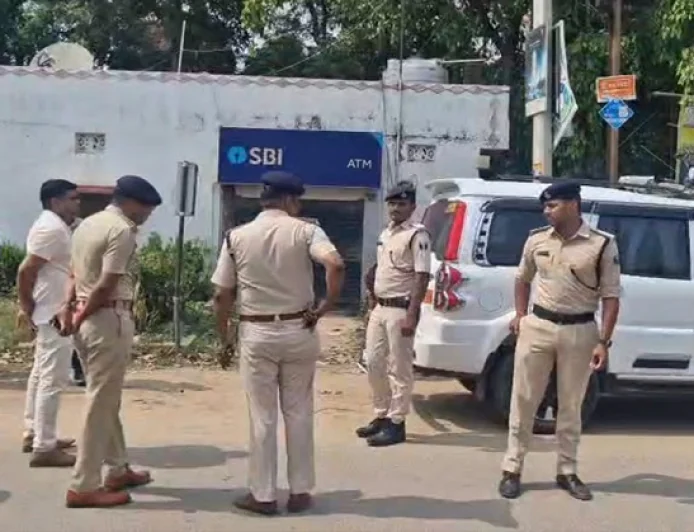 पटना में फिल्मी स्टाइल में ATM लूट, CCTV पर किया स्प्रे, उखाड़ा SBI ATM मशीन, 30 लाख लेकर हुए फरार