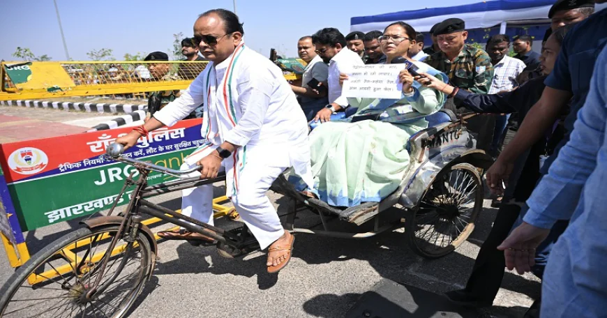 “महंगी गैस-महंगा तेल, आम आदमी हुआ फेल”, तख्तियां लेकर रिक्शे से विधानसभा पहुंचे मंत्री इरफान अंसारी और शिल्पी नेहा तिर्की
