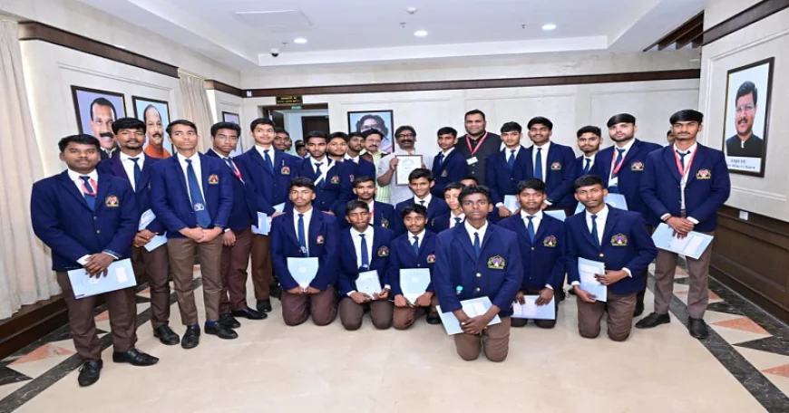 नेतरहाट विद्यालय के छात्रों ने की CM हेमंत सोरेन से मुलाकात, मुख्यमंत्री ने भविष्य के लिए दी शुभकामनाएं