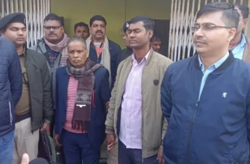 घूस लेते धराए ऑफिसर पर गिरी गाज, बरौली के रेवेन्यू ऑफिसर निलंबित