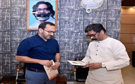 CM हेमंत सोरेन से मिले सरायकेला-खरसावां के डीसी, छऊ महोत्सव में शामिल होने का दिया निमंत्रण