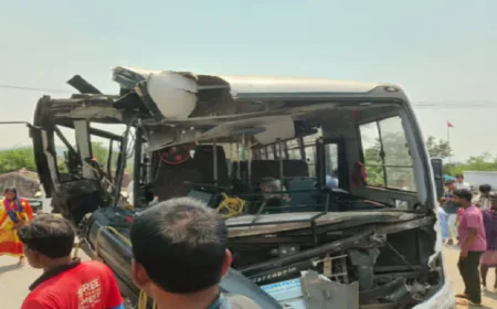 सरायकेला में भीषण सड़क हादसा, बेकाबू ट्रक ने बाइक सवार को रौंदा, बस में भी मारी जोरदार टक्कर, कई लोग जख्मी