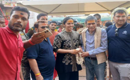 देवघर पहुंचीं पूर्व नंबर 1 बैडमिंटन प्लेयर सायना नेहवाल, बाबा बैद्यनाथ धाम मंदिर में की पूजा-अर्चना, पिता भी थे साथ 