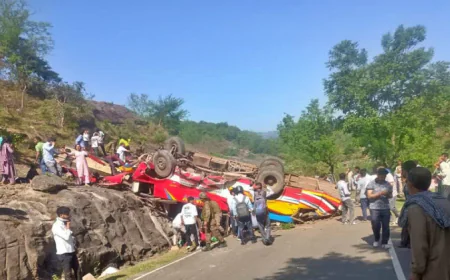 BIG NEWS : खाई में गिरी बेकाबू बस, 21 लोगों की दर्दनाक मौत, इलाके में मची चीख-पुकार