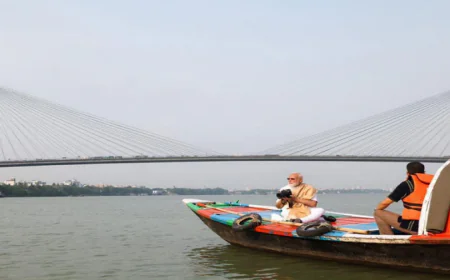 आंखों में काला चश्मा और हाथों में कैमरा....PM मोदी का दिखा गजब अंदाज, हुगली नदी में की सैर, नाविकों से की बात