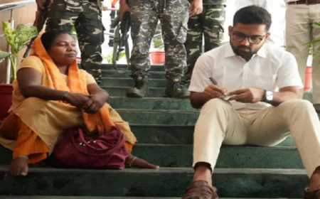 Jharkhand News : कुर्सी छोड़ सीढ़ियों तक पहुंचे पलामू DC, दिव्यांग महिला की सुनी फरियाद, हक्के-बक्के रह गये अधिकारी