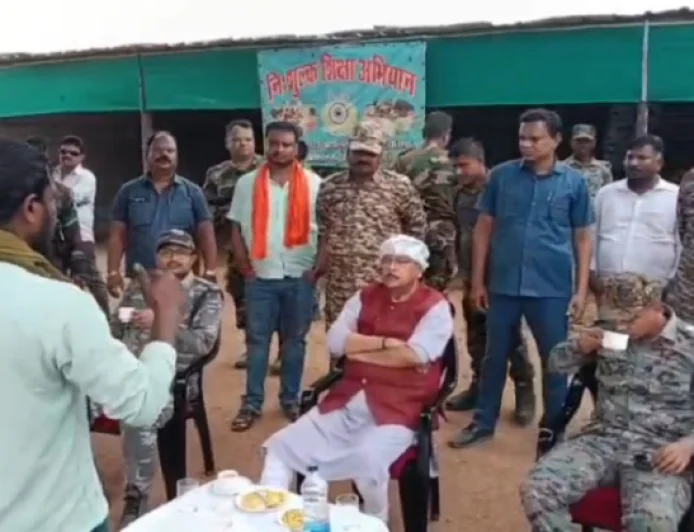 गढ़वा के बूढ़ा पहाड़ पहुंचे मंत्री राधाकृष्ण किशोर, नक्सल मुक्त दावे की जमीनी हकीकत का लिया जायजा