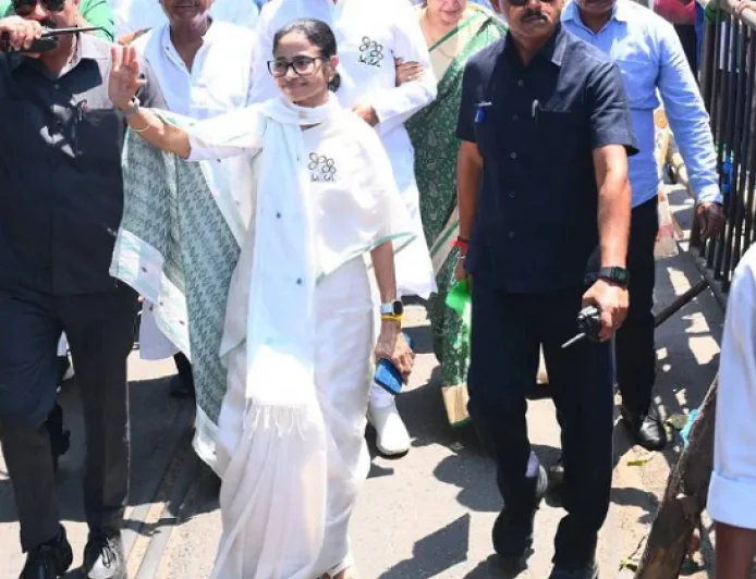 बड़ी खबर : ममता बनर्जी ने भवानीपुर सीट से दाखिल किया नामांकन, किया पैदल मार्च, बीजेपी के शुभेंदु अधिकारी से है सीधा मुकाबला