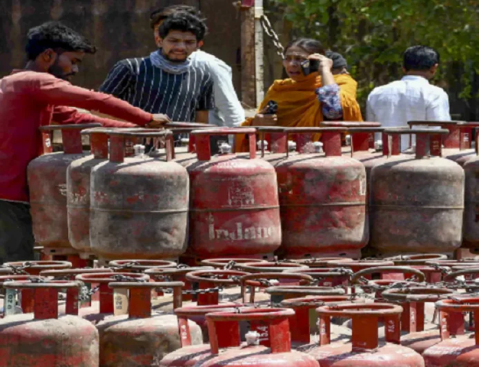 झारखंड में गैस संकट गहराया, मंत्री इरफान अंसारी ने बुलाई इमरजेंसी मीटिंग, कालाबाजारी पर सख्ती के संकेत