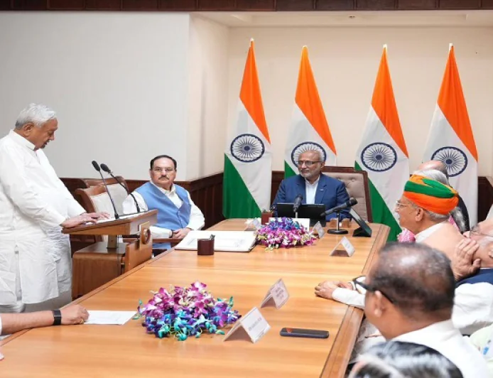 नीतीश कुमार ने राज्यसभा सदस्य के रुप में ली शपथ, कहा : पहले तो हम यहीं न थे, PM मोदी ने भी दी बधाई 
