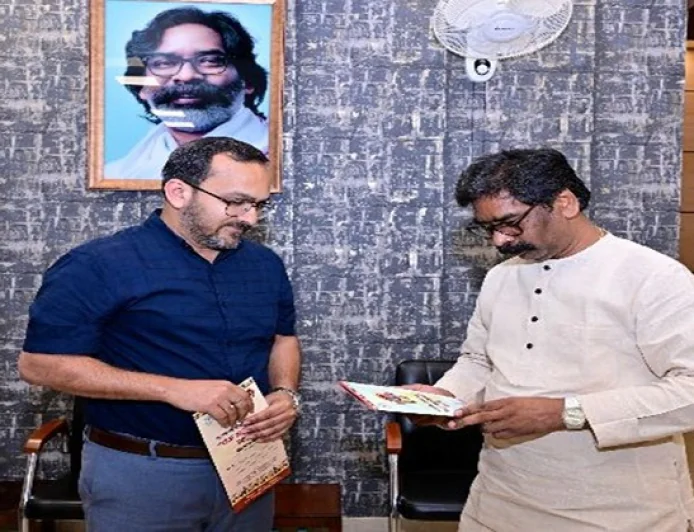 CM हेमंत सोरेन से मिले सरायकेला-खरसावां के डीसी, छऊ महोत्सव में शामिल होने का दिया निमंत्रण