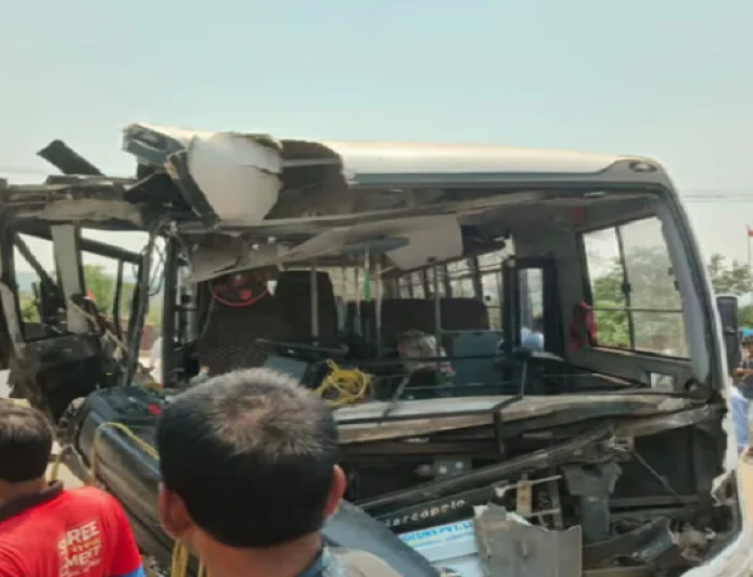 सरायकेला में भीषण सड़क हादसा, बेकाबू ट्रक ने बाइक सवार को रौंदा, बस में भी मारी जोरदार टक्कर, कई लोग जख्मी