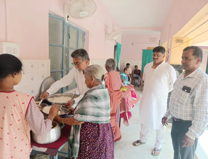 समाजसेवियों ने अपना घर महिला वृद्धाश्रम में बांटे वस्त्र व भोजन